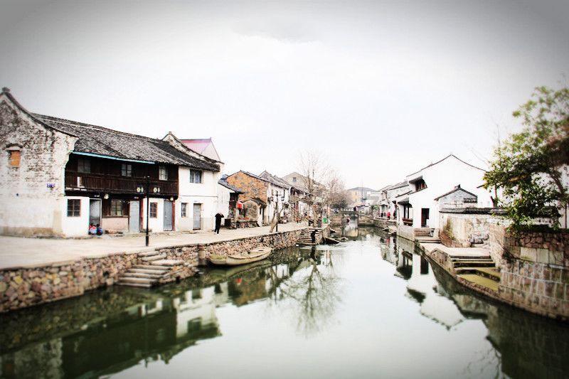 自己一家出去旅游适合带同事和他家孩子吗?